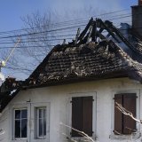 Les causes de l'incendie qui s'est produit jeudi n'ont pas encore pu être formellement établies, mais les experts ont relevé la présence dans les différentes pièces de la maison d'une grande quantité d'accélérant, potentiellement de l'essence, ce ...